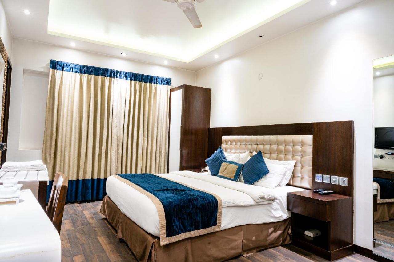 Hotel Grand Godwin Near New Delhi Railway Stn Offers Free Airport Pick-Up Hotel 4*