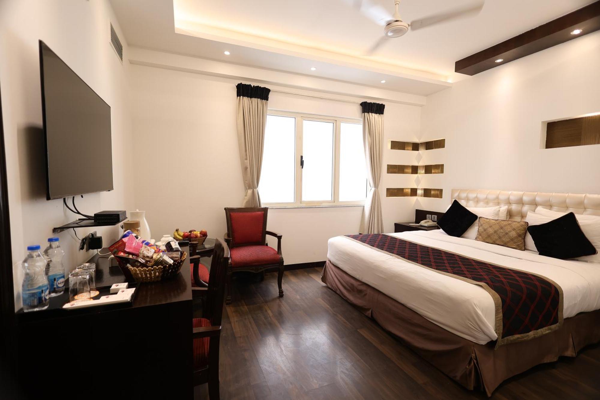 Hotel Hotel Grand Godwin Near New Delhi Railway Stn Offers Free Airport Pick-Up 4*