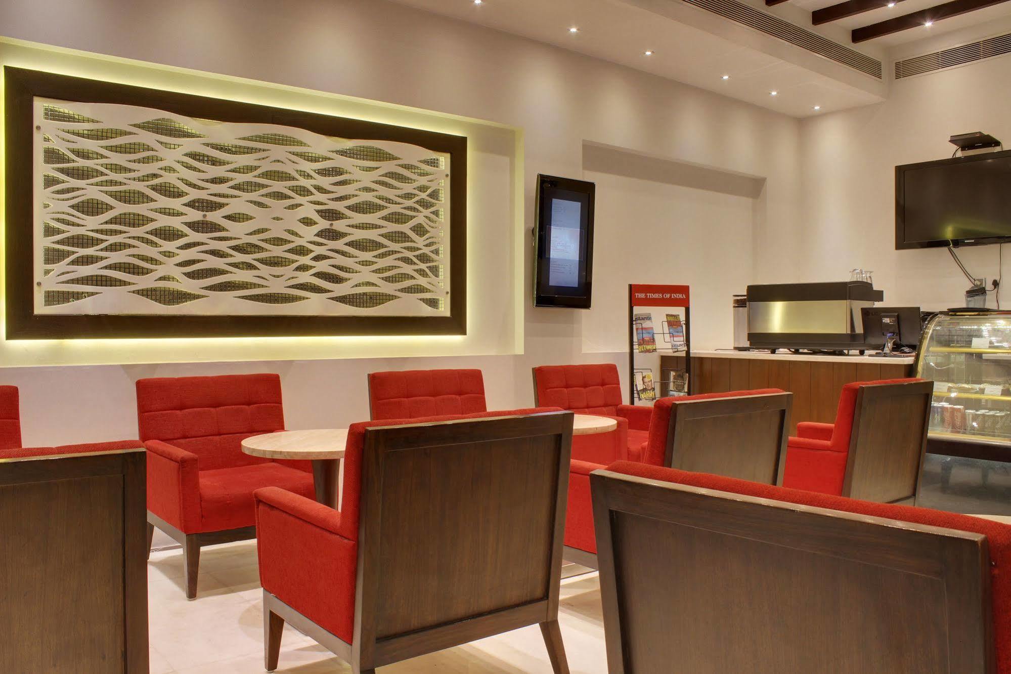 Hotel Grand Godwin Near New Delhi Railway Stn Offers Free Airport Pick-Up 4*