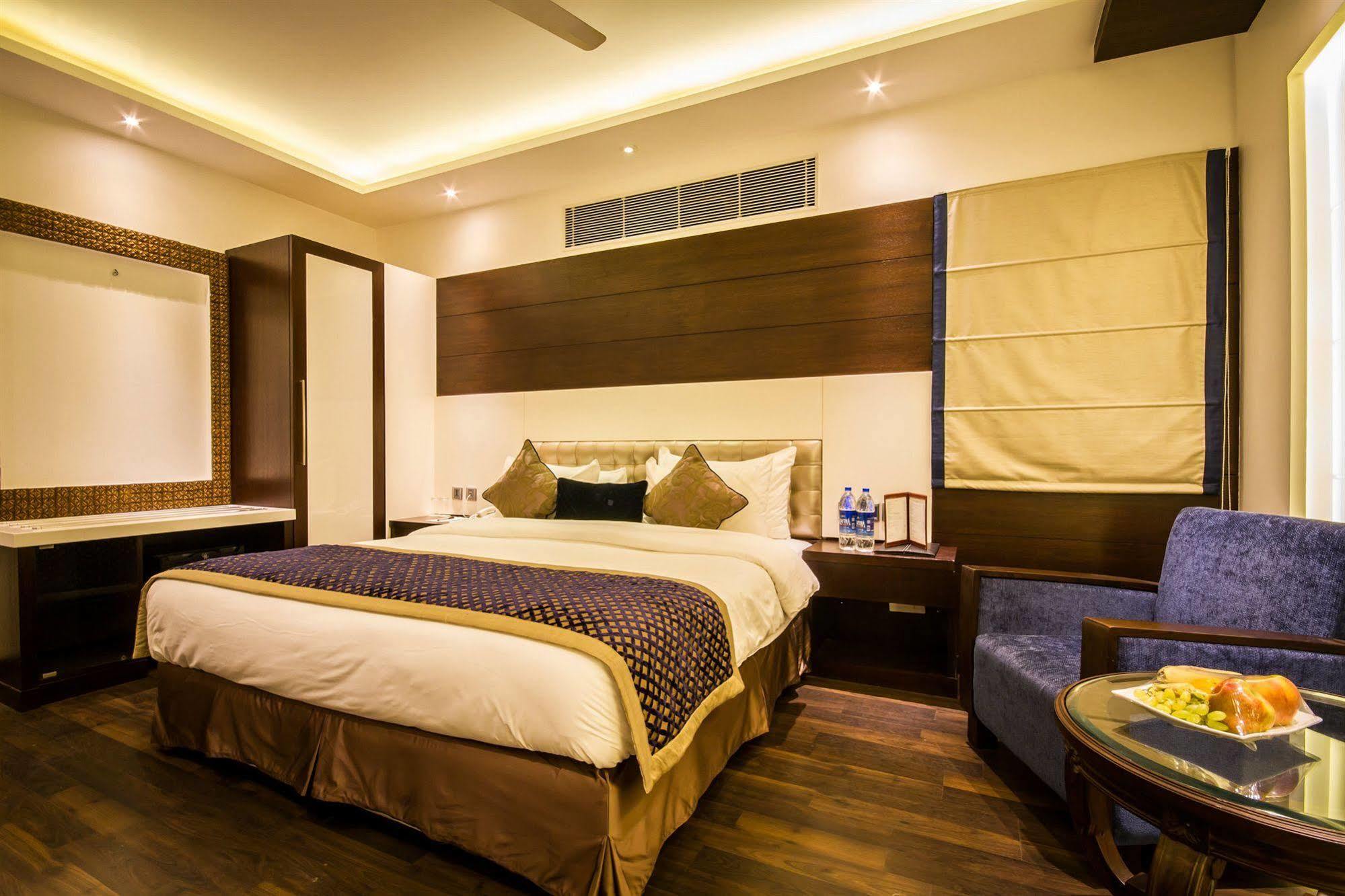 Hotel Grand Godwin Near New Delhi Railway Stn Offers Free Airport Pick-Up Hotel 4*