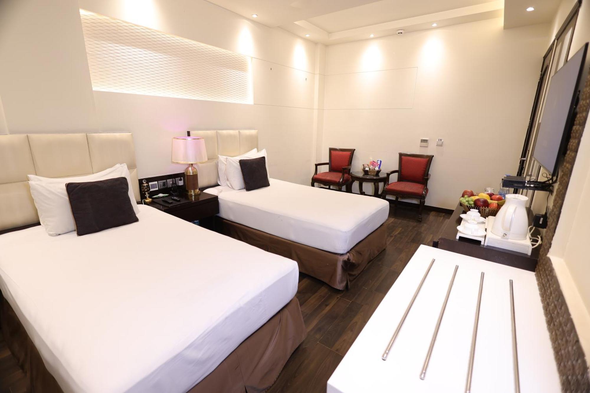 Hotel Grand Godwin - Near New Delhi Railway Station - Free Airport Pick-Up Hotel 4*